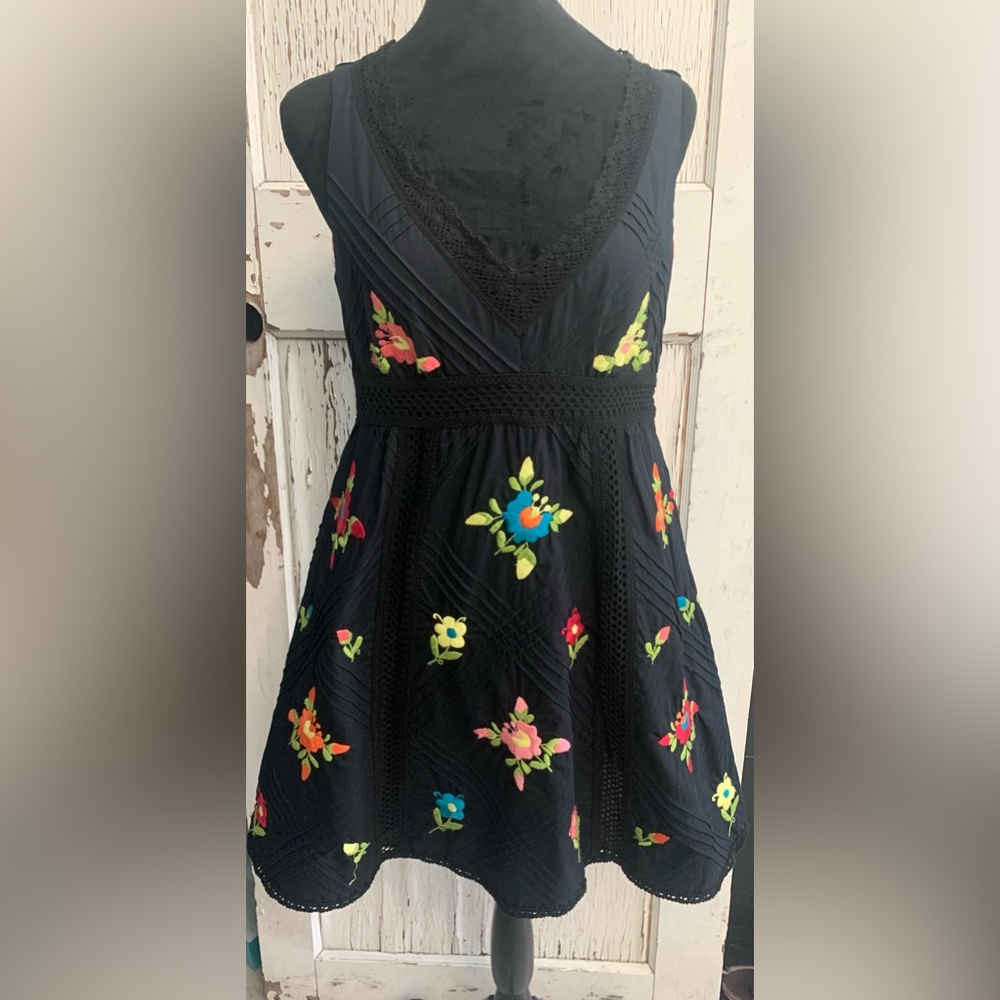 Beautiful Nanette Lepore Black Floral Embroidered A-line‎ Dress-Size 6
